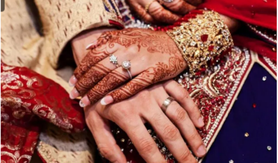 दुल्हन के दीदार को तैयार था शौहर, लेकिन बीवी के हाथ देखते ही चढ़ गया पारा, मंडप में चल गए चाकू